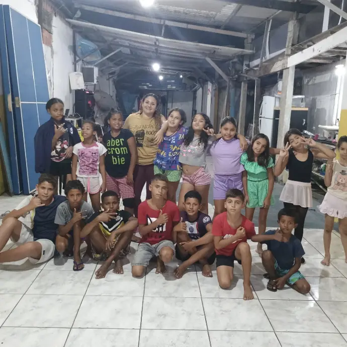 Crianças posando para a foto em ação social realizada em maio de 2025.